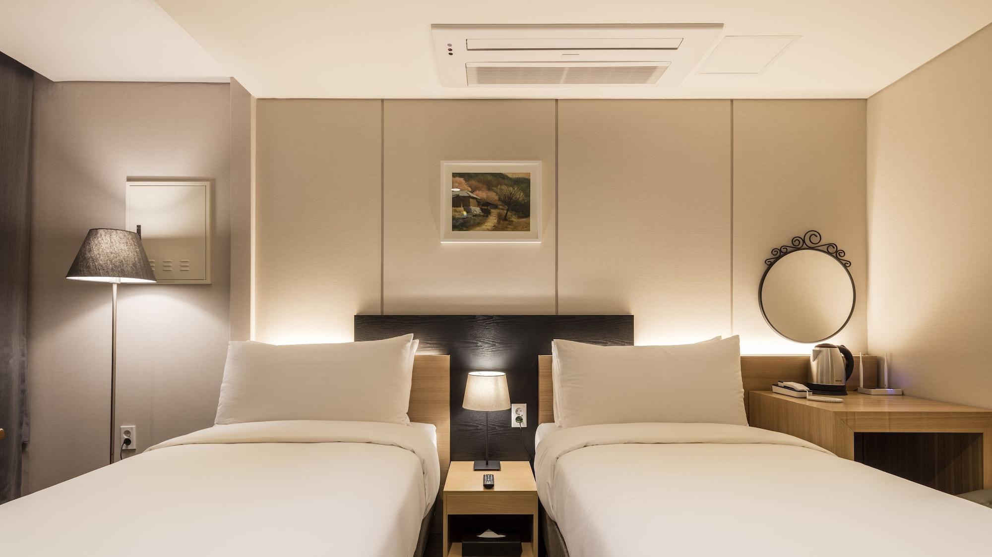 The First Stay Hotel Сеул Экстерьер фото