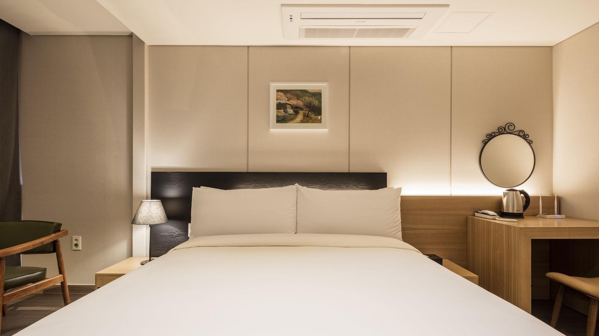 The First Stay Hotel Сеул Экстерьер фото