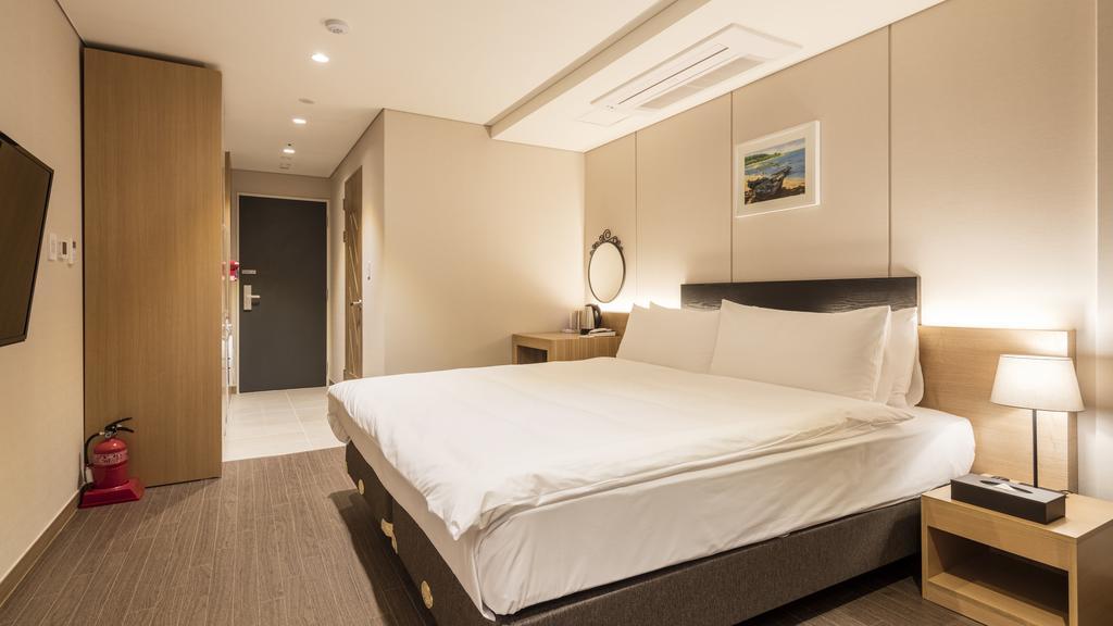 The First Stay Hotel Сеул Экстерьер фото